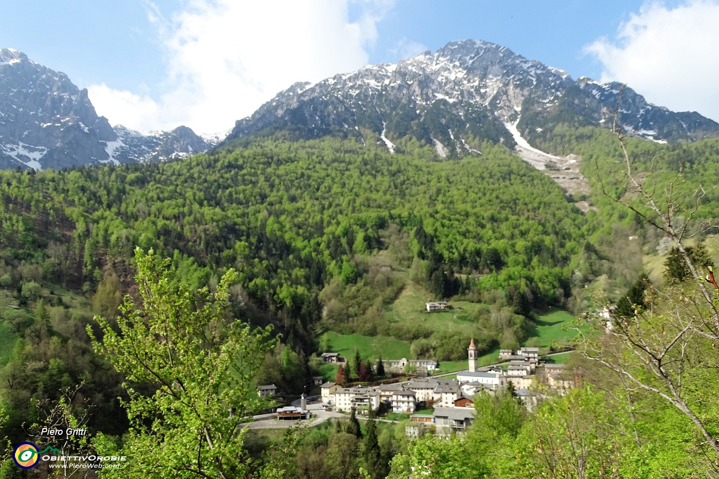 20 Salendo a Costa e alla Pigolotta vista su Valtorta e Corna Grande.JPG